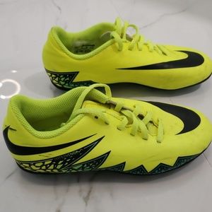 Nike youth soccer cleats 2.5